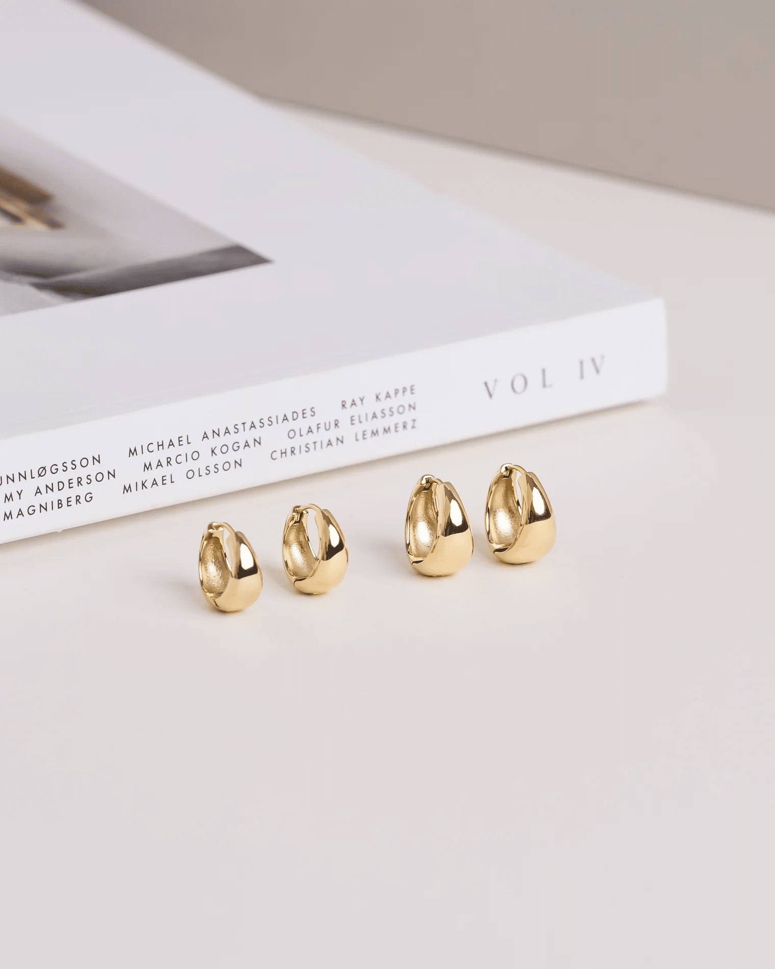 Mockberg Bold Hoops Gold Large 5 Mockberg Bold Hoops Gold Large - Bilde 5